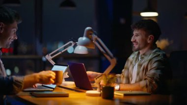 Gece geç saatte şehir merkezinde kahve fincanları kızartıyorlar. Mutlu iş arkadaşları çay içerken karanlık yerlerde iletişim kuruyor. Ofisteki elemanlar iş yerinde dizüstü bilgisayarlar yazıyor. İki denetçi birlikte. 