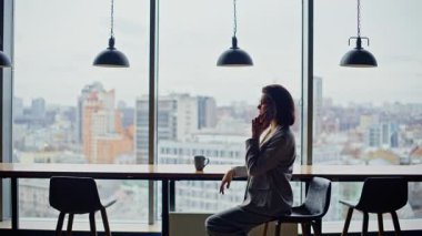 Ciddi bir patron şehir merkezindeki cep telefonundan konuşuyor. Üzerinde takım elbiseyle zum yapıyor. Stresli iş kadını kapalı mekanda akıllı telefon konuşması yapıyor. Genel müdür panoramik pencerelerde işaret dili konuşuyor 