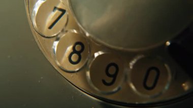 Mekanik telefon araması yakın çekim. Retro telefonun döner dairesel mekanizması sakin bir ortamda kapalı yerde kullanılmaz. Makro görünüm siyah sayılar vintage eski iletişim aygıtında daire şeklinde çizildi. 