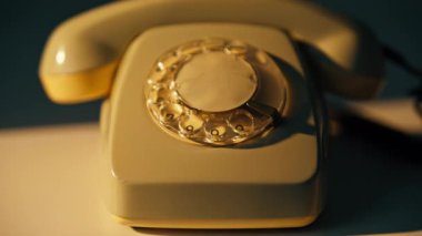 Döner telefon yumuşak akşam ışığı altında pürüzsüz bir masa yüzeyi yerleştirmiş. Mekanik kadranda dokunulmamış kalmak bağbozumu yansıtır. Kapalı alanlarda iletişim kurmak için Retro cihazı. Sabit telefon