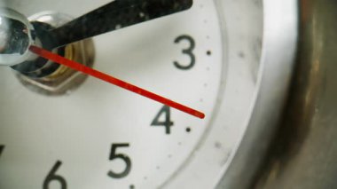 Makro görünüm saniyeler beyaz arkaplan retro saati üzerinde tıklıyor. Kapalı mekanda dairesel klasik zaman diliminde çalışan yakın plan kırmızı ok. Elektronik cihaz zaman akışını ölçüyor. Geleneksel zaman tutucu kavramı