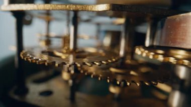 Metal dişliler klasik saatin dar çerçevesinde birbirine bağlandı. Tekerlekler sıcak ışık üreterek klasik zaman diliminde ince bir hareket üretir. İç mekanizma yavaş ve sabit bir dönüş gerçekleştiriyor. Zaman kavramı