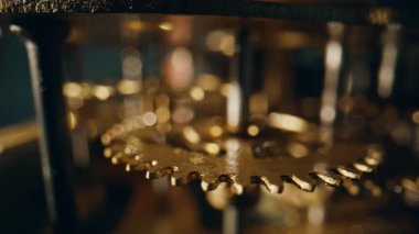 Mekanik çekirdek klasik saat yumuşak ışığın altında yakın çekim. Makro görüşlü pirinç dişliler, iç kısımda sakince dönüyorlar. Sistem zaman ayarlı dişli dişli çarklar vintage cihazda hareket ediyor. Zaman tutma kavramı