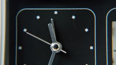 Siyah ekran retro saati zamanı yakın çekimde gösteriyor. Makro görüş oku içeride plastik vintage ters saat için saniyeler geriye sayıyor. Klasik elektrikli cihaz alarmı çalıştırıyor. Odada çalışan eski bir alet.. 