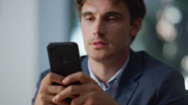 Mola sırasında iş yerinde cep telefonu oturma yerinde rahatça gezinen serbest çalışan biri. Ofisteki akıllı telefon uygulamasını kullanarak internetten alışveriş yapan gülümseyen adam. Sakallı işadamı cep telefonundan iş mesajı okuyor.