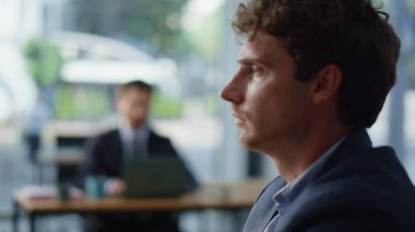 Ofisteki adam yakın planda dizüstü bilgisayarı daktilo ediyor. Odaklanmış iş arkadaşı monitör portresi arıyor. Resmi klavye yöneticisi elleri kapalı iş yerinde klavye hazırlama sunumu yapıyor