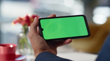 Girişimci el kafeteryada cep telefonunun modelini tutuyor. Tanımlanamayan işadamı yeşil ekran akıllı telefonundan bankacılık bildirimini izliyor. Şirket çalışanı restoranda online alışveriş yapıyor.