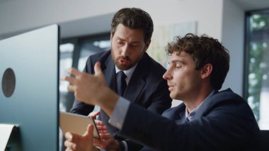 İki iş arkadaşı zor bir konu üzerinde çalışıyor. Yakın plan beyin fırtınası yapıyorlar. Çalışma alanındaki iş arkadaşı sorununu çözmeye yardım eden akıl hocası. Şaşırmış adam hata yapıyor. Çözümü monitörde arıyor.