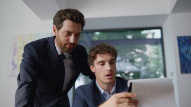 Gülümseyen iş adamları, iş yerindeki iş yeri videolarını arıyor. Bilgisayar kamerasıyla konuşan kendine güvenen iki adam çevrimiçi toplantı yapıyor. Ofis arkadaşları sanal konferansta belgeleri inceliyor