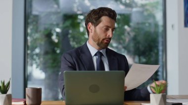 Ofis çalışanı, özel kabinede çalışan belgeleri inceliyor. Yorgun işadamı sözleşmeyi okurken yorgun hissediyor. İş yerindeki iş stratejisi üzerine kafa yoran yakışıklı bir müdür.