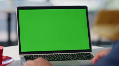 Adam yeşil ekran dizüstü bilgisayar yazarak kafeteryayı kapatıyor. Bilinmeyen iş adamı internette bilgi sörfü yapıyor. Uzaktan yönetici Chroma tuşlu pc metin belgesi üzerinde çalışıyor 