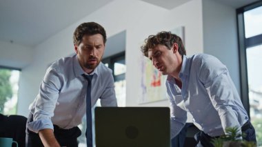 Gergin meslektaşlarım bilgisayarı yakından inceliyor. Panoramik pencerelerde kripto para biriminin düşüşünü izleyen iki komisyoncuyu üzdüm. Hayal kırıklığına uğramış yeni başlayanlar birlikte kötü ruh hali çözme problemleri yaşıyorlar. 