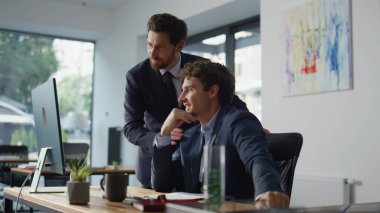 Web sohbetinde konuşan yaratıcı yöneticiler modern ofis kapanışında iş stratejisini tartışıyorlar. İş yerinden gülümseyen iş arkadaşları görüntüsü. Arkadaş canlısı profesyonel iş arkadaşları sanal buluşmanın keyfini çıkarıyorlar.