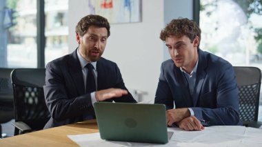 Ortak çalışma alanındaki dizüstü bilgisayarla çekilen mutlu başlangıç videoları. Gülümseyen yöneticiler çevrimiçi konferansta elleri selamlıyorlar. Sanal sohbette anlaşmaları tartışan neşeli meslektaşlar