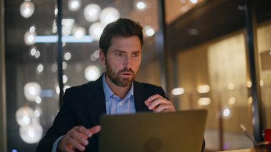 Karanlık çalışma alanı kapanışında laptoptan e-posta okuyan umutsuz bir çalışan. Sinirli iş adamı geceleri borsada para kaybediyor. Öfkeli CEO 'nun bilgisayarı kapatması duygusal olarak kaygı verici bir hata