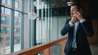 Şirket profesyoneli, ofis korkuluklarında cep telefonunu arıyor. Kendine güvenen işadamı projeyi cep telefonuyla açıklıyor. Ticaret merkezinde konuşan zarif sakallı CEO..