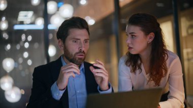 Umutsuz iş arkadaşları, bilgisayarın gece iş yerindeki mali kaybına tepki göstermesini bekliyorlar. Stresli iş adamları duygusal olarak başarısızlığa tepki verir. İki ortak proje krizinden hayal kırıklığına uğradı.