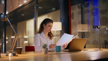 Şirket müdürü, akşam çalışma alanında deneyimli bir iş arkadaşından tavsiye istiyor. Sakallı ortağıyla iş gazetesi okuyan bir kadın. Gece ofisinde fazla mesai yapan iki iş arkadaşı..