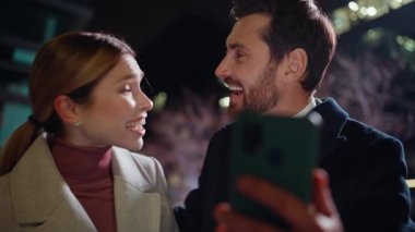 Akşam eşleri Neon Light Sokağı 'nda sanal çağrı yapıyorlar. Tatlı koca, elinde akıllı telefon tutan ve gece vakti akrabalarıyla konuşan bir eş. Duygusal insanlar gülerek cep telefonu sohbetinden zevk alıyorlar