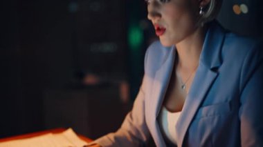 Akşamları muhasebe bilgisayarında daktilo yazıp iş raporlarını kapatıyordu. Esneme kadın programcı fazla mesai yapıyor. Uykulu iş kadını internette araştırma yapıyor. 