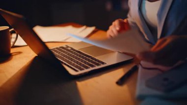 Kapalı parmaklar online e-posta dizüstü bilgisayarı yazıyor. Gülümseyen yönetici internet sitesinde gece ofisindeki proje makalesine göz atıyor. Bilgisayar klavyesini yazan sarışın hayalperest iş kadını. Dijital kullanıcı kavramı 