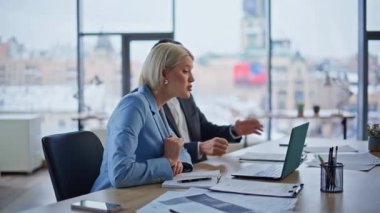 Kızgın muhasebeciler, ofisteki memnuniyetsiz mali belgeleri tartışarak kapatıyor. Öfkeli iş adamları laptopla yapılan video görüşmesinden şikayetçi. Stresli yöneticiler web sohbetini tartışıyor 