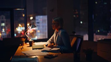 Gece geç saatlerde iş yerinde göz yorgunluğu çeken çok çalışan var. Yorgun bir iş kadını, gece ofisindeki kafaya dokunmak için motivasyonu yok. İşkolik bir kadın fazla mesai yapmaktan yoruldu.