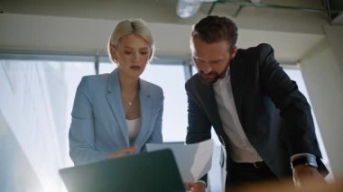 İş yerinde işbirliği yapan iki yönetici belgeleri yakından inceliyor. Ofisteki meslektaşımla konuşurken gülümseyen deneyimli bir iş kadını. Şirket çalışanları iş belgelerinde bilgi tartışıyor
