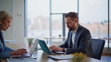 İş kadını, cam kuledeki iş yerinin yakınından geçiyor. Bilgisayarları daktilo eden çalışanlar. Muhasebeciler birlikte bilgisayarlara mesaj atarak rapor hazırlamakla meşguller.