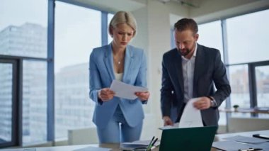 İş ortakları şehir merkezinde evrakları tartışıyor. Ciddi derecede meşgul simsarlar dokümanları elden ele gezdiriyorlar. Finans raporlarını izleyen iş adamları. Şirket çalışanları sözleşmeleri kontrol ediyor