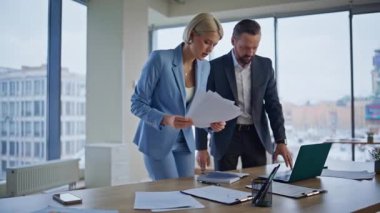 Muhasebeciler içeride proje çözmekle meşguller. Profesyonel ekip şehir manzaralı kabinede bütçe sayımını tartışıyor. İş adamları panoramik ofisteki belgeleri kontrol ediyorlar