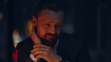 Yorgun bir ofis çalışanı, boynu okşanmış, yorgun düşmüş, karanlık çalışma alanı portresinde oturuyor. Fazla mesai yapmaya hevessiz üzgün bir işadamı. Mutsuz müdür gece gündüz çalışmaktan yoruldu.