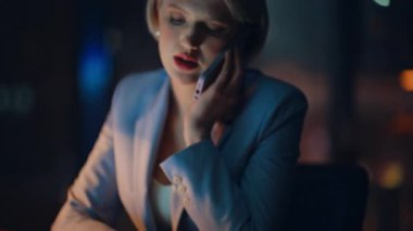 Gece müdürü cep telefonuyla konuşuyor. İş yerindeki yakın çekim defterini çeviriyor. Kendine güvenen bir iş kadını ofisten cep telefonunu arıyor. Başarılı ciddi kadın gece geç saatlerde akıllı telefondan işi tartışıyor. 