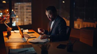 Sinirli patron, internet üzerinden tatminsiz iş anlaşmasını tartışıyor. Stresli iş adamı video çağrısında şikayet kağıtlarını fırlatıyor. Sanal sohbette sinirli yönetici 