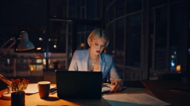 Çalışan bir kadın, gece geç saatlerde iş yerinde bilgisayarla ilgili kitap yazıyor. Karanlık ofiste hata bulan iş kadını hayal kırıklığına uğradı. Üzücü Bağımsız Çözüm Projesi Sorunu 