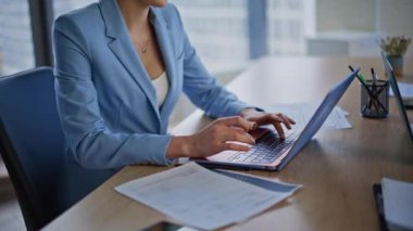 Modern işyerindeki muhasebe parmakları laptoptan iş raporu yazıyorlar. Bilgisayarda kodlama yapan ciddi bir kadın programcı. Sarışın iş kadını internette klavye yazarak araştırma yapıyor.