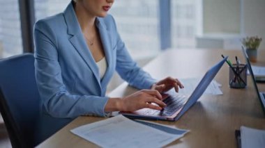 Yönetici klavye dizüstü bilgisayarını daktilo ediyor. Işık dolabını kapatıyor. Bilgisayarda bilgi arayan ciddi sarışın bir kadın proje üzerinde çalışıyor. Ofis çalışanı internette geziniyor. Hazırlama raporu gönderiliyor.