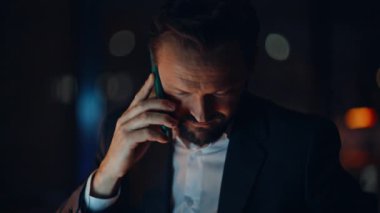 Gece amiri cep telefonuyla konuşuyor. Çalışma alanı portresinden memnun değil. Somurtkan işadamı karanlık ofiste cep telefonunu arıyor. Ciddi bir adam gece geç saatlerde akıllı telefondan işi tartışıyor. 