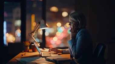 Geç saatte çalışan sekreter gece ofisinde çok çalışıyor. Laptop yazan üzgün bir iş kadını lamba ışığında tek başına kötü bir karar veriyor. Çok çalışan bayan bilgisayar kapağını kapatıyor. İşçi aşırı yüklenmesi 