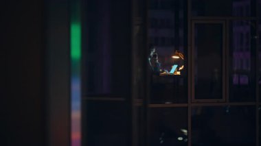 Gece görüşü aşırı çalışan yönetici iş yerinde dizüstü bilgisayarla oturuyor. Ciddi bir iş adamı, karanlık iç mekanlarda akıllı telefonlardan iş tartışıyor. Geç saate kadar çalışan birinin cep telefonuyla konuşması. 