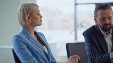 Çalışan, hafif ofisteki kadın yöneticiye dizüstü bilgisayar verilerini gösteriyor. İçerideki bilgisayarlarda finansal istatistikleri tartışan iki meslektaş. E-ticaret projesi üzerinde çalışan ciddi iş adamları 