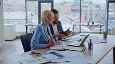 Yeni başlayanlar sanal buluşmada gülerek dolapta dizüstü bilgisayarla konuşuyorlar. Kendine güvenen meslektaşlar konferans odasında görüntülü konuşmanın keyfini çıkarıyorlar. İki iş adamı çevrimiçi iş konferansını tartışıyor