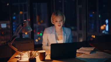 İş kadını internette toplanmaya başlıyor. Akşam iş yerinde el sallayarak bilgisayarın kamerasına el sallıyor. Gülümseyen kadın video çağrısında yaratıcı projeyi açıklıyor. Sanal konferansta profesyonel danışman konuşuyor 