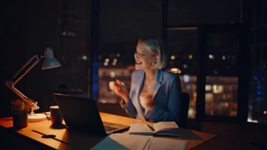 Heyecanlı iş kadını çevrimiçi olarak seviniyor. Oturan ofis merkezini kapatıyoruz. Mutlu sarışın avukat laptopta çalışırken duygusal olarak zafere tepki veriyor. Şaşırtıcı yönetici başarılı projeyi tamamladı