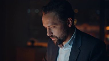 Gece ofis portresi çekilirken duygularınızı göstermenize şaşırdım. Heyecanlı iş adamı tepkisini gösteren mutlu bir iş adamı karanlık iş yeri iç çekimlerinde kazanır. Duygusal neşeli adam kazanan, el kol hareketi yapan, sevinen.