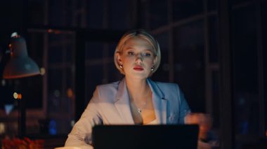 Odaklanmış yönetmen gece geç saatlere kadar şirket ofisinde çalışıyor. Çalışkan, üzgün iş kadını. Gerginlik yaratan notlar yazıyor. Hayal kırıklığına uğramış yönetici proje hatası buldu geceleri bilgisayar fazla mesaisini kapatıyor