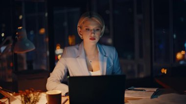 Sarışın avukat geç saatlere kadar çalışıp gece merkezinin kapanış defterine notlar yazıyor. Heyecanlı iş kadını iş yerinde duygusal olarak zafere tepki veriyor. Şaşırtıcı yönetici çevrimiçi galibiyete seviniyor