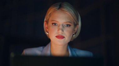 Portre yöneticisi gece geç saatlere kadar karanlık dairede çalışıyor. Odaklanmış gülümseyen sarışın gece evde oturup tek başına kahvesini yudumluyor. İş kadını fazla mesai işi. Kapalı alanda son teslim tarihini belirleyen olumlu CEO 