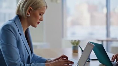 Ofis çalışanları, modern odanın iç kısımlarında oturan dizüstü bilgisayarları teslim ediyor. İçerde birlikte çalışan ciddi iş arkadaşları. Başlangıç ortakları kabinedeki görevleri çözen e-postalar gönderiyor