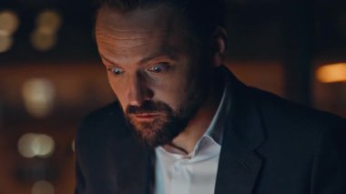 Portre yönetmeni, video konferansında tartışıyor. Gece ofisinde kağıtları fırlatıyor. Sanal sohbetle çelişen öfkeli iş adamı hüsran dolu raporu kapatıyor. Sinirli geç yönetici tepki verme sorunu 